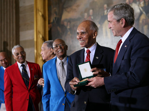 Tuskegee_Airmen_+_US_Congressional_Gold_Medals,_2007March29